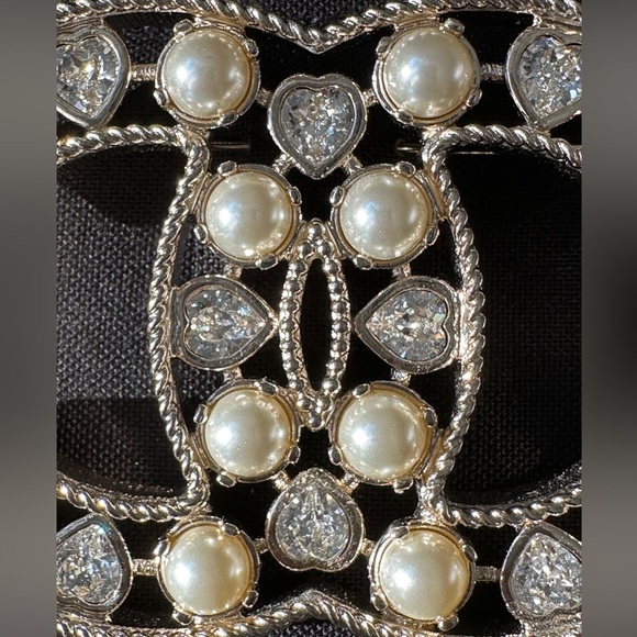 2022S CHANEL LARGE RUNWAY GOLD CC LOGO PEARLS CRYSTALS BROOCH PIN NEW - Picture 14 of 16